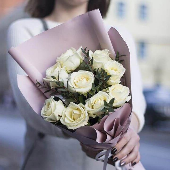 9 белых  роз "Минт" в Набережных Челнах