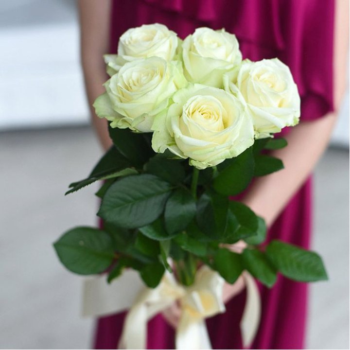 5 белых роз в Набережных Челнах