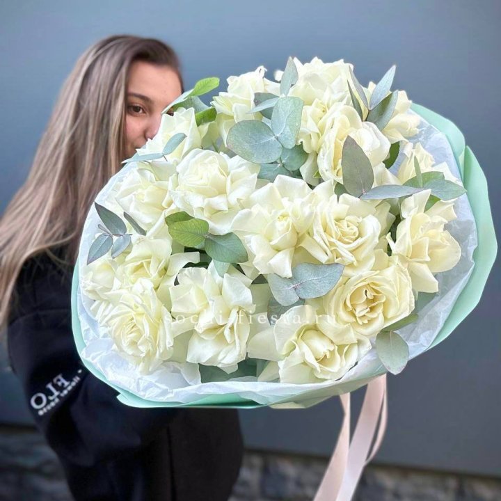 19 Белых французских роз "Ноте бьянке" в Набережных Челнах