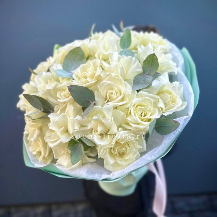 25 Белых французских роз "Ноте бьянка" в Набережных Челнах