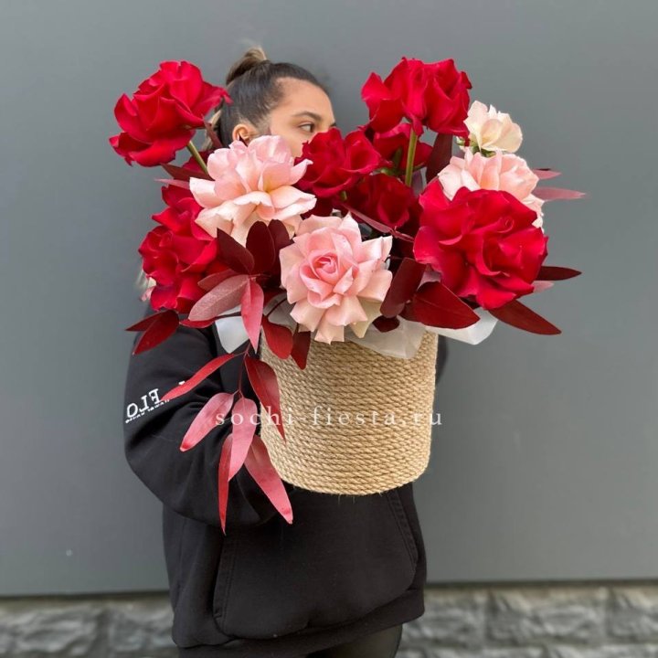 15 Французских роз в джутовом кашпо в Набережных Челнах