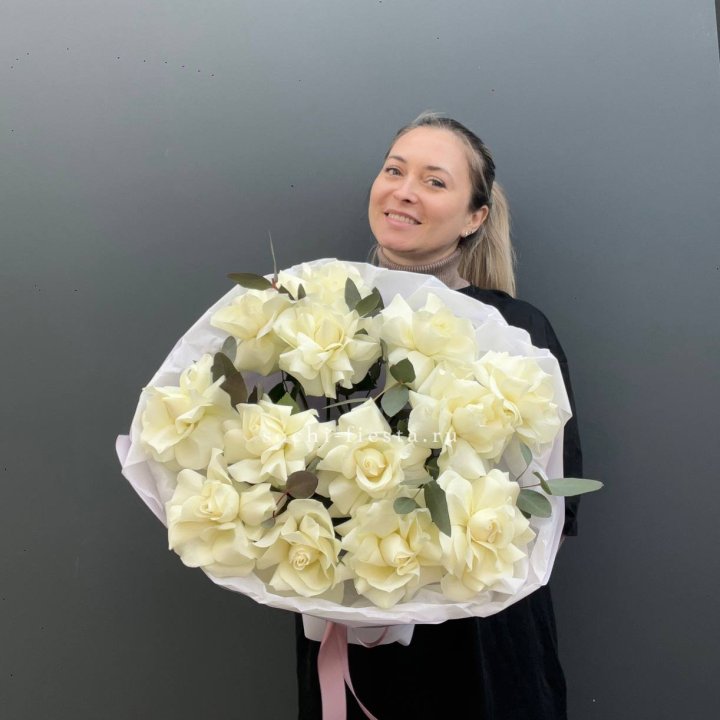 13 Белых французских роз Облако в Набережных Челнах