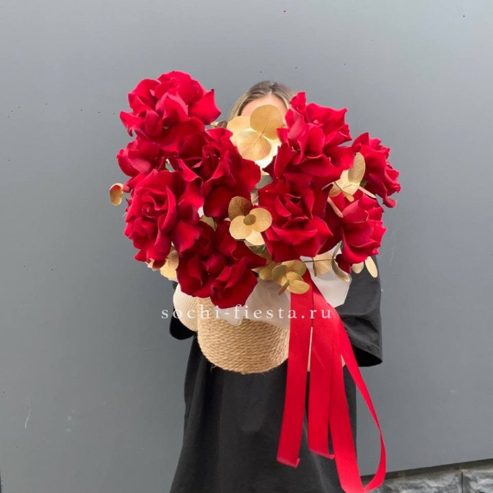 Красные французские розы в джутовом кашпо в Набережных Челнах