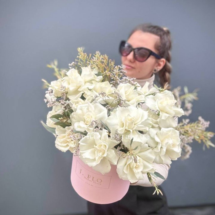 17 Французских белых роз в коробке Афина в Набережных Челнах