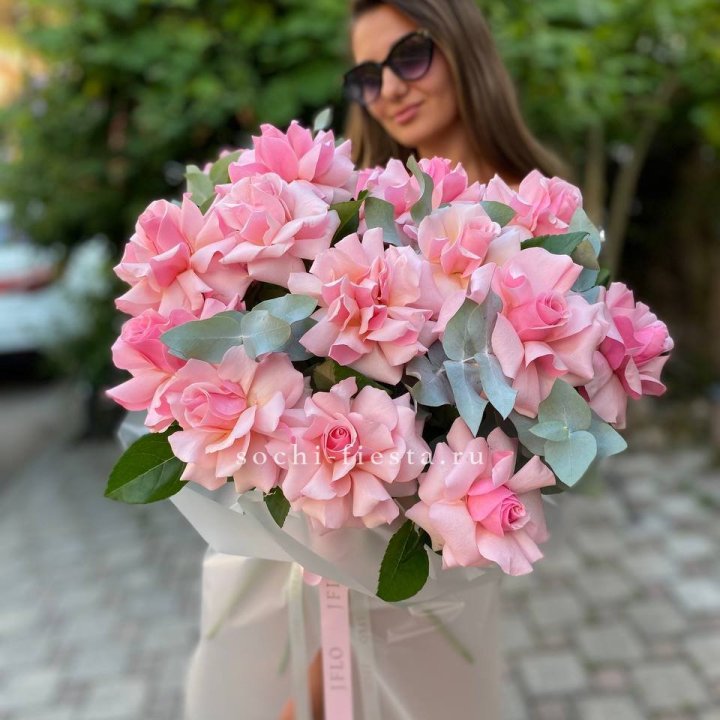 17 Розовых  французских роз в Набережных Челнах