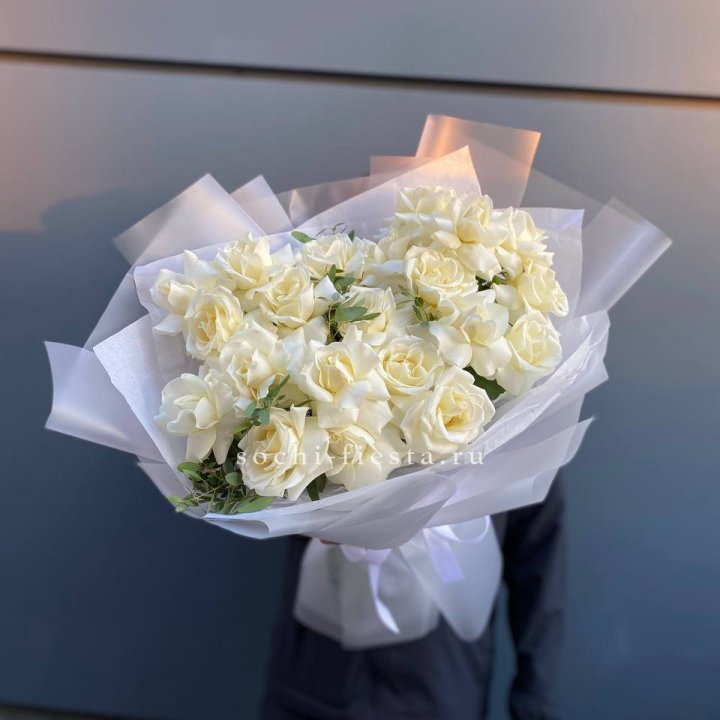 Пышный букет из белых роз в Набережных Челнах