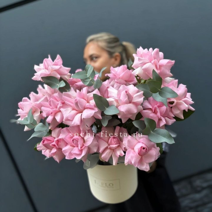 17 Розовых французских роз в боксе в Набережных Челнах