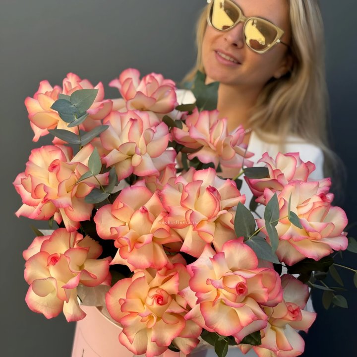 15 французских  роз Джумилия в боксе с доставкой в Набережных Челнах