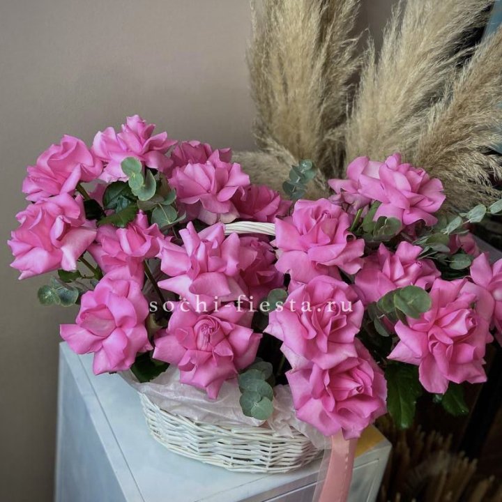 25 роз в цветочной корзине Пинк в Набережных Челнах