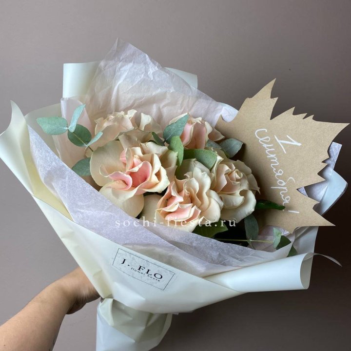 Букет кремовых роз к дню знаний в Набережных Челнах