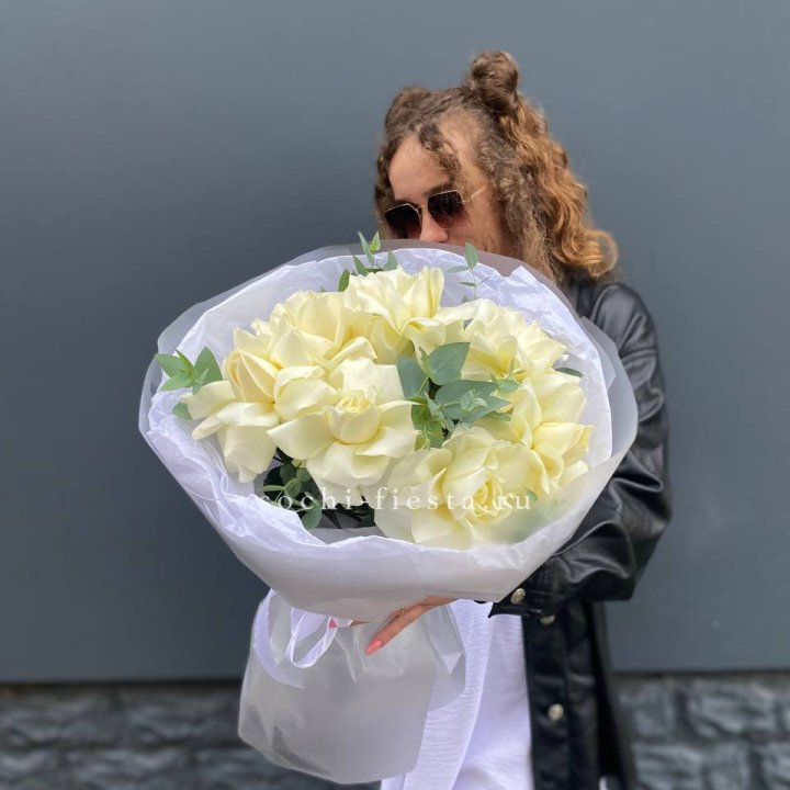 7 Белых французских роз  в Набережных Челнах