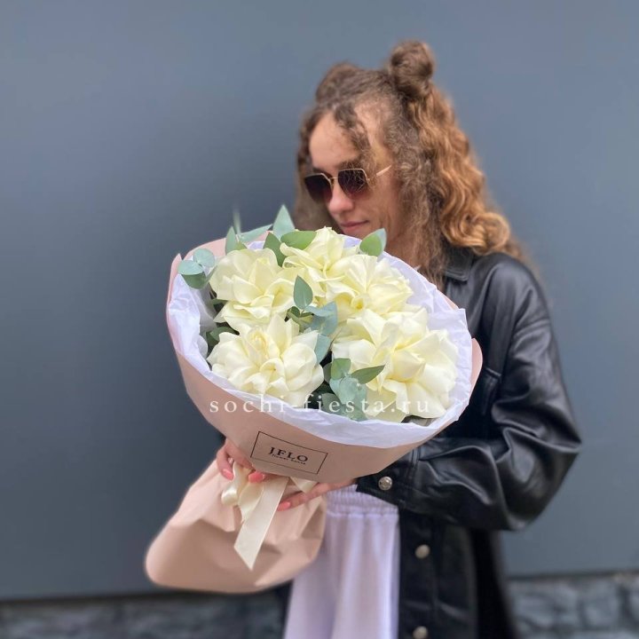 5 Белых французских роз в Набережных Челнах