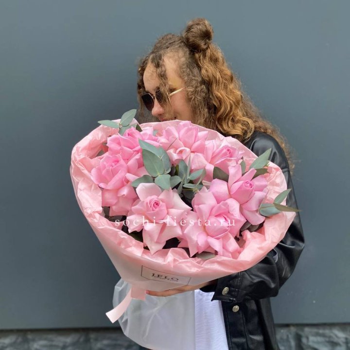 7 розовых роз в Набережных Челнах