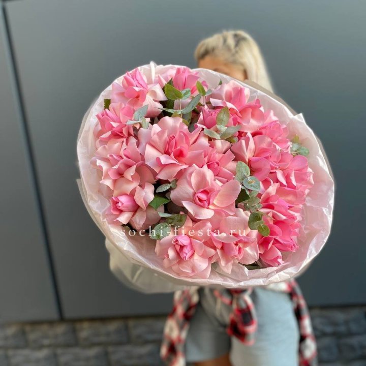 17 розовых роз в Набережных Челнах