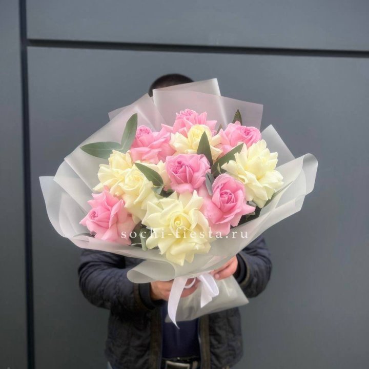 11 бело-розовых роз с доставкой в Набережных Челнах