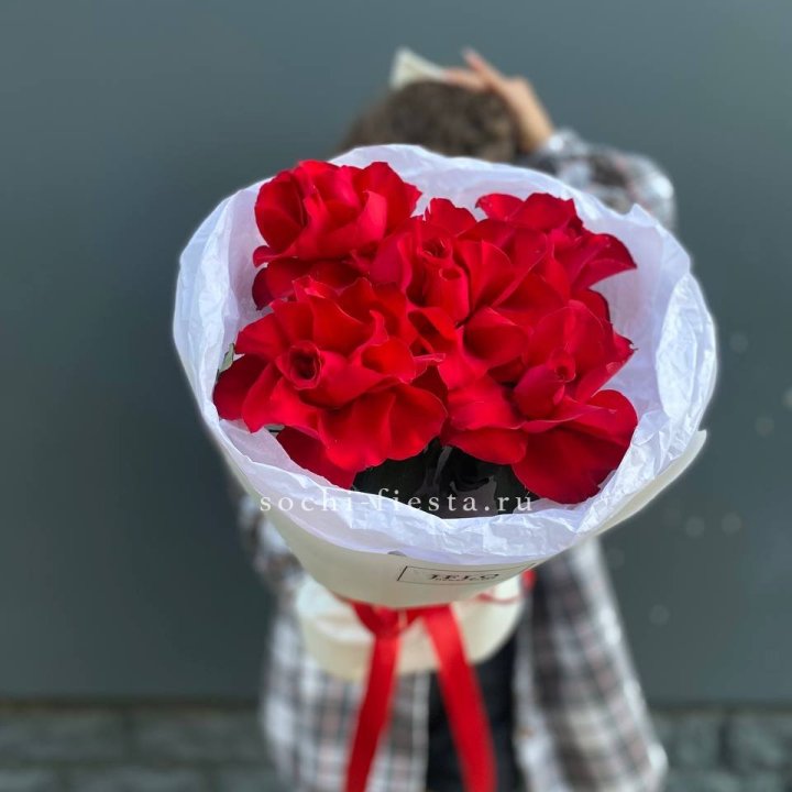 5 французских красных роз в Набережных Челнах