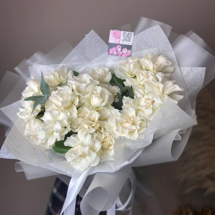 21 французских роз с эвкалиптом в Набережных Челнах