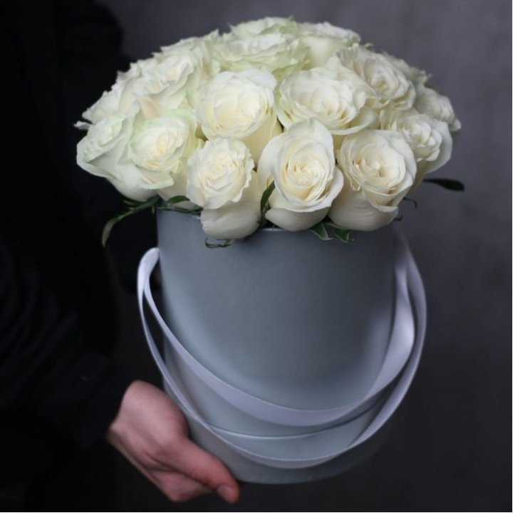 15 белых роз в цилиндре в Набережных Челнах