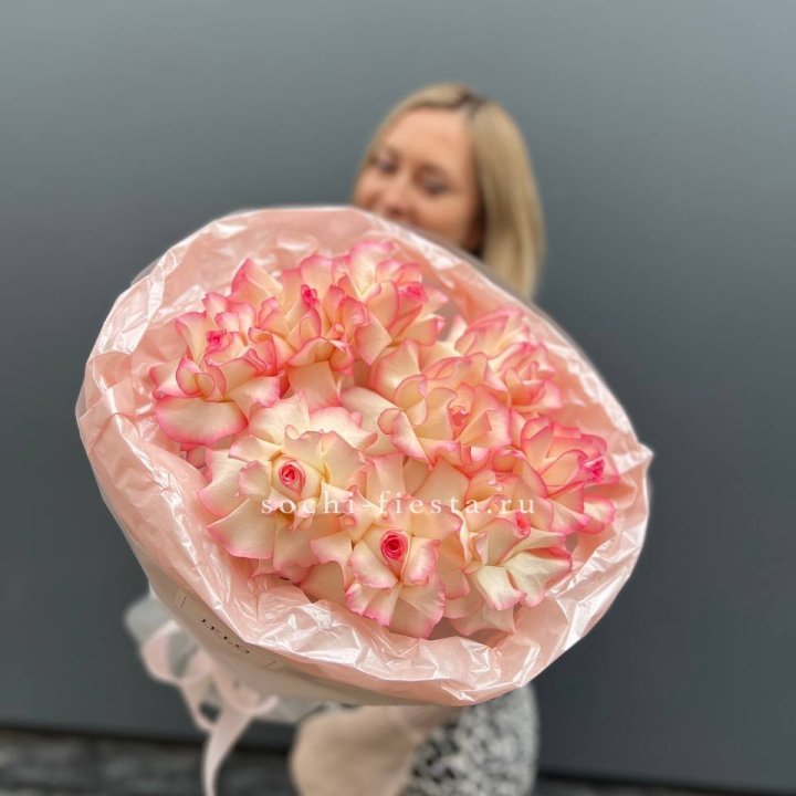 9 французских роз Джумилия в нежном оформлении в Набережных Челнах