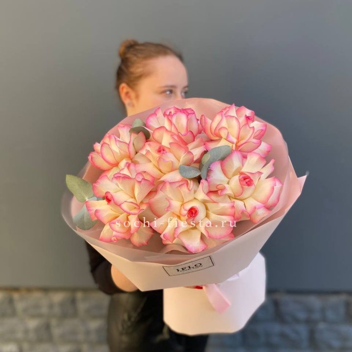 7 французских роз Джумилия с доставкой в Набережных Челнах