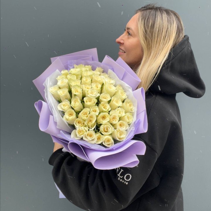51 белая кенийская роза в оформлении в Набережных Челнах