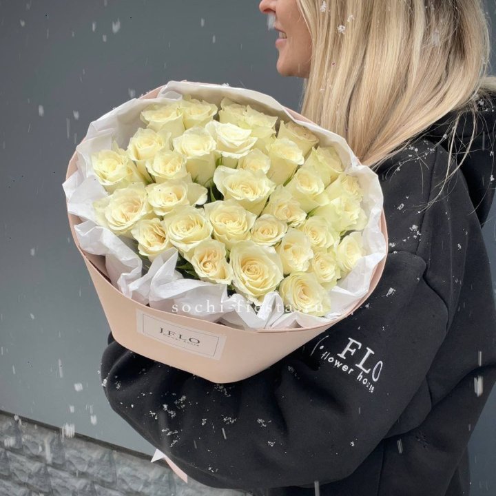 31 белая роза в оформлении в Набережных Челнах