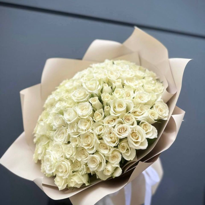 101 белая роза Атена в Набережных Челнах