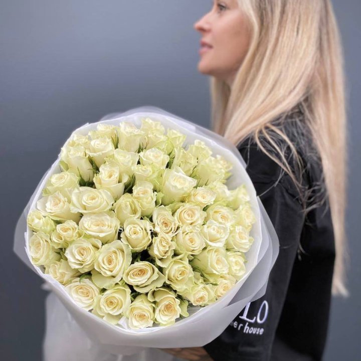 Воздушный букет из 51 белой кенийской розы в Набережных Челнах
