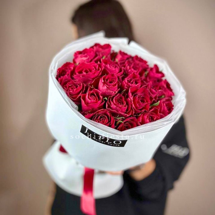 Букет красных роз мадам ред в Набережных Челнах