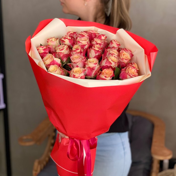 Букет роз Chapeau в Набережных Челнах