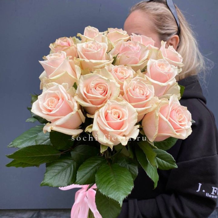 15  кремовых высоких роз с доставкой в Набережных Челнах