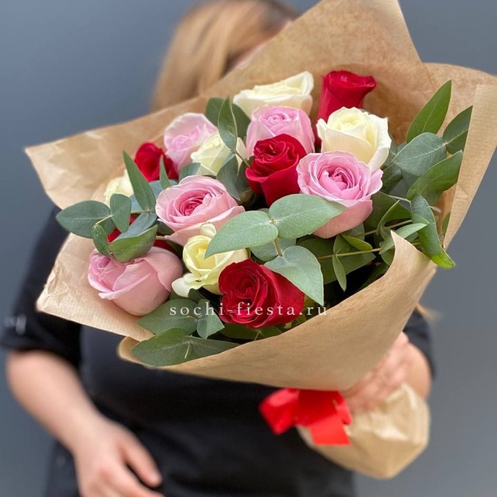 Букет из 15 роз с эвкалиптом в Набережных Челнах