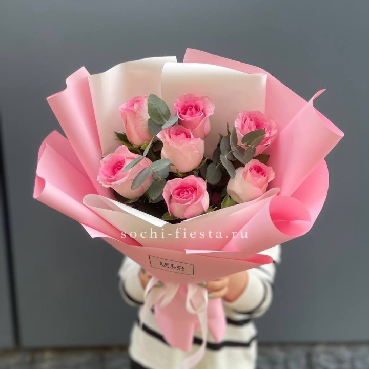 7 роз с эвкалиптом в Набережных Челнах
