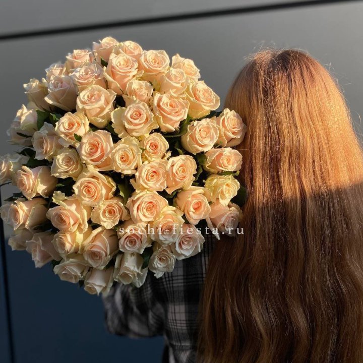 Охапка кремовых роз в Набережных Челнах