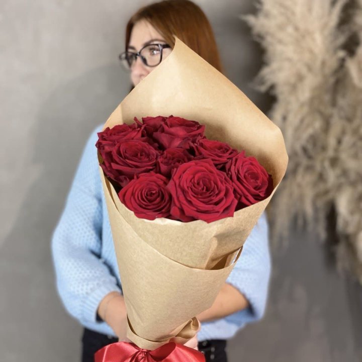 9 красных роз в крафте в Набережных Челнах