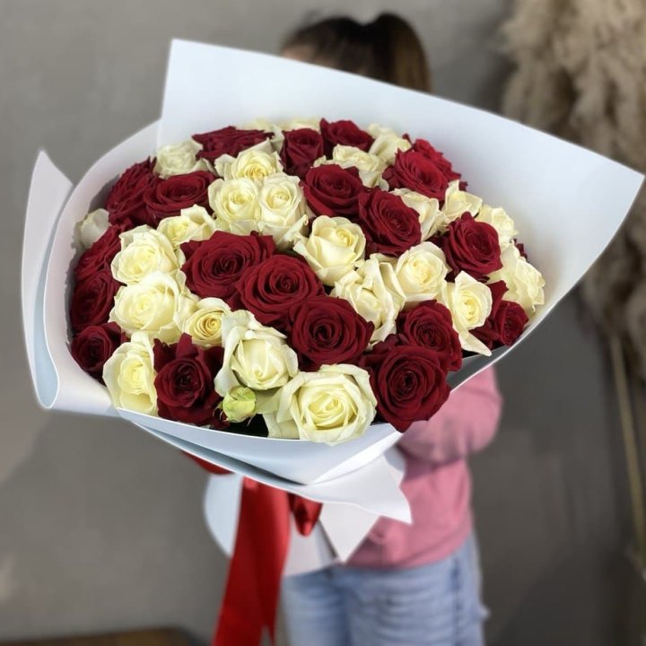 51 красная и белая роза в Набережных Челнах