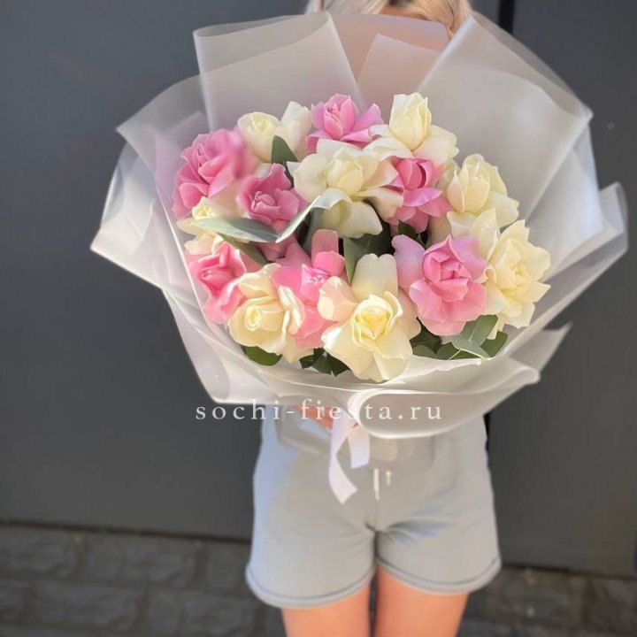15 бело-розовых роз в Набережных Челнах