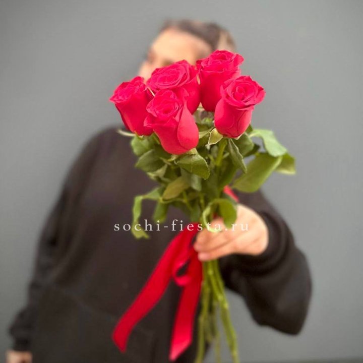 Букет 5 красных роз  в Набережных Челнах