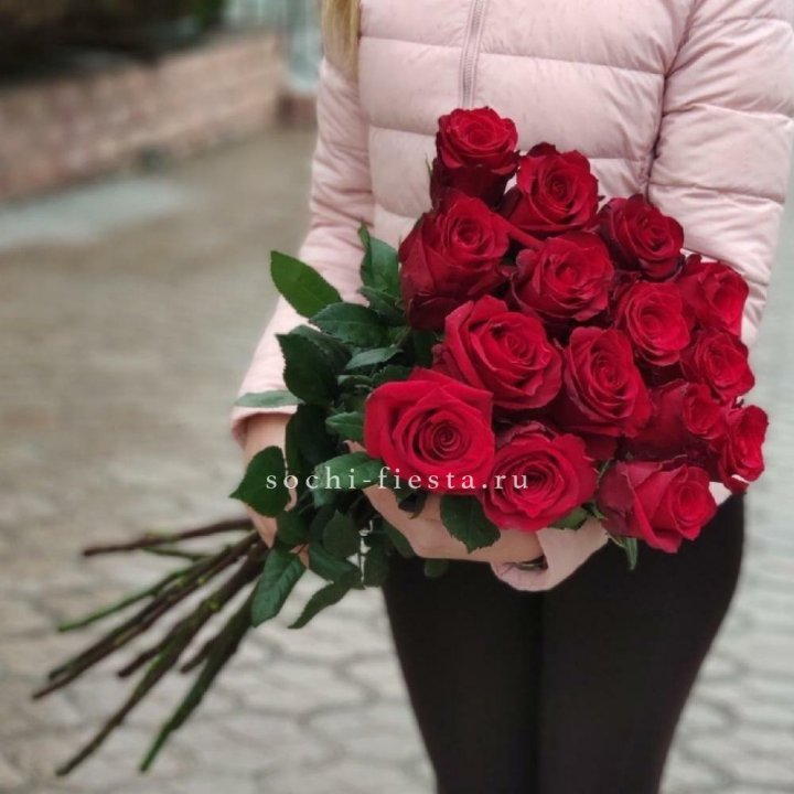 15 высоких красных роз в Набережных Челнах