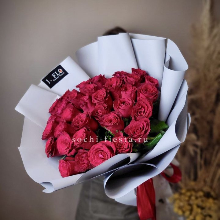 Красные розы 33 шт в Набережных Челнах