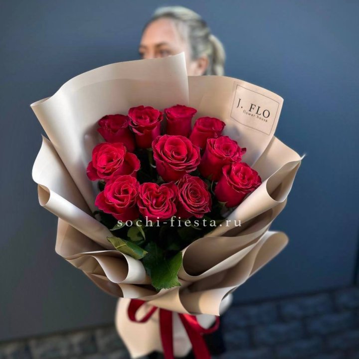 Букет красных роз "Наоми" с доставкой в Набережных Челнах
