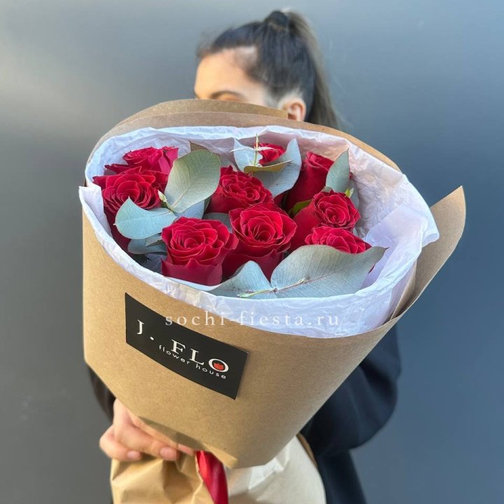 9 роз с эвкалиптом в Набережных Челнах