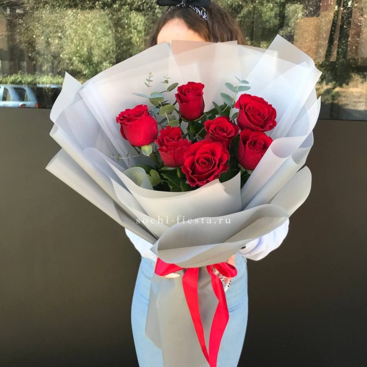 7 красных роз с эвкалиптом  в Набережных Челнах