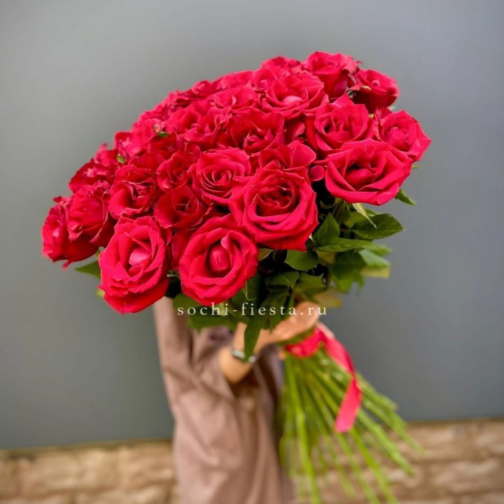 51 высокая красная роза в Набережных Челнах