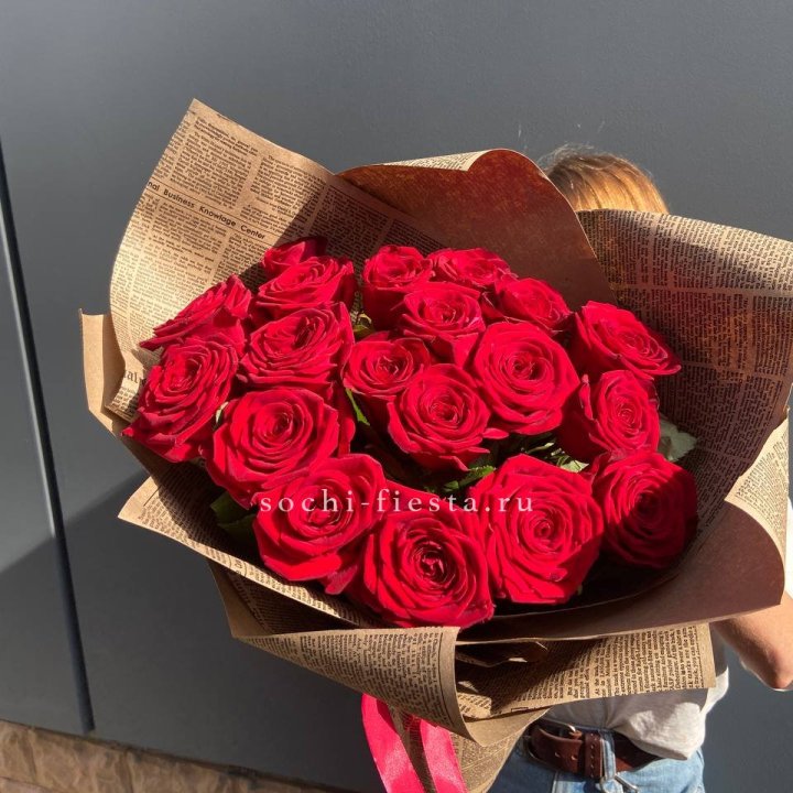 19 красных роз Леди Крафт в Набережных Челнах