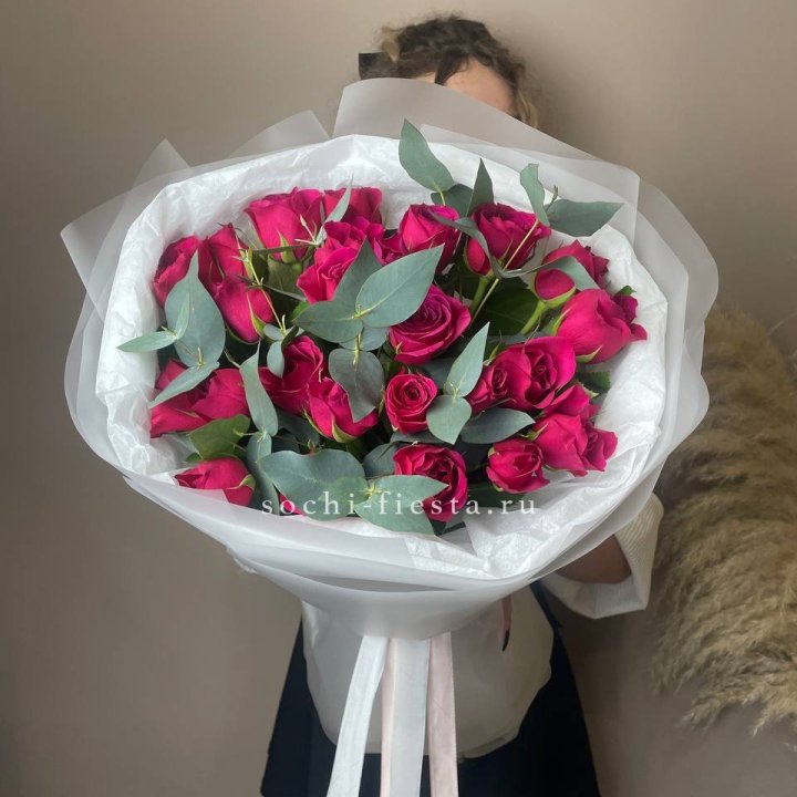 25 малиновых роз с эвкалиптом в Набережных Челнах