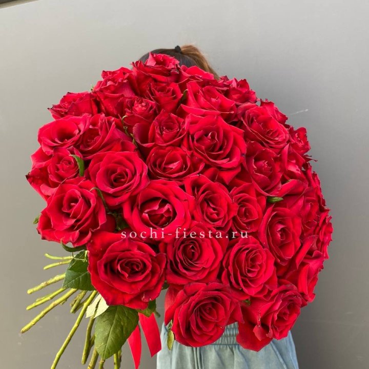 35 красных роз под ленту с доставкой в Набережных Челнах