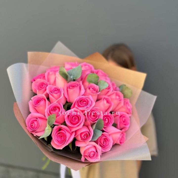 31 розовая роза с эвкалиптом в Набережных Челнах