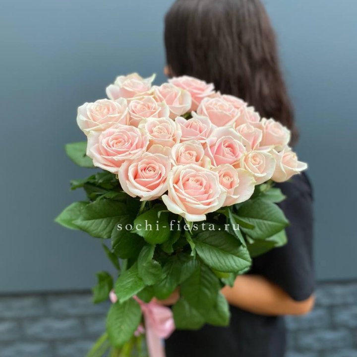 Высокие розовые розы в Набережных Челнах