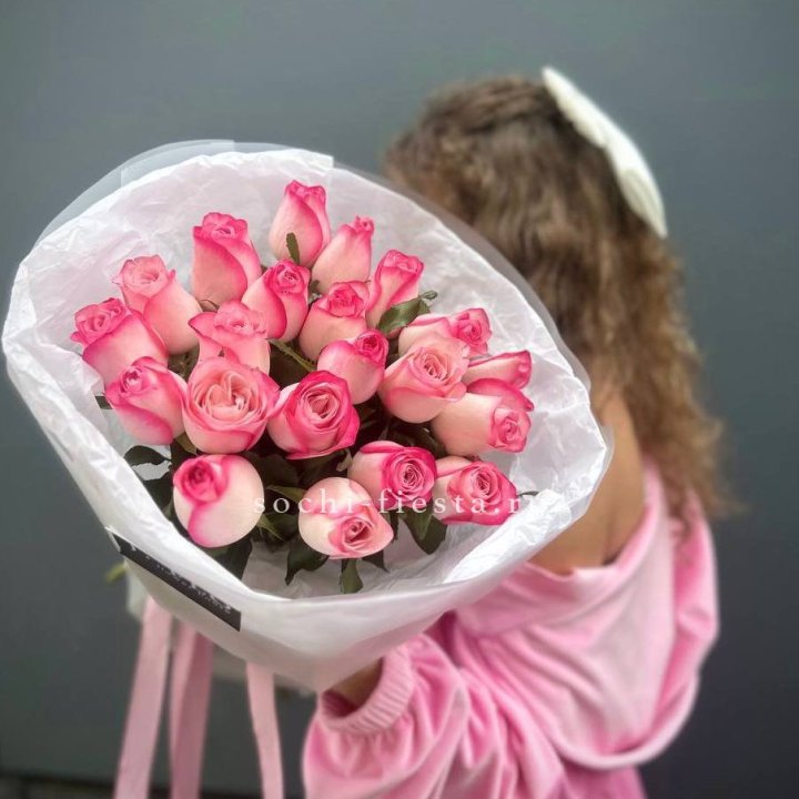 21 розовые розы Венди  в оформлении в Набережных Челнах